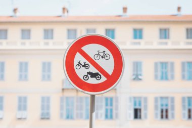 Güneşli bir günde şehrin tarihi binasının yakınında bisiklete ve motorsiklete izin verilmez. Tabelaya göre tarihi bir binanın çevresinde motosiklet ve motosiklet bulunması yasak.