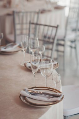 Parlak bir mekanda şık bir yemek düzeni. Titreyen mumlarla güzel bir şamdan ve özel bir etkinlik için davetkar bir atmosfer sergiliyor.