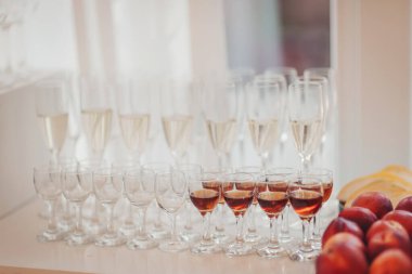 Kutlama toplantısında sıcak bir ortamda taze meyve düzenlemesinin yanında köpüklü ve koyu içeceklerin zarif bir gösterisi.