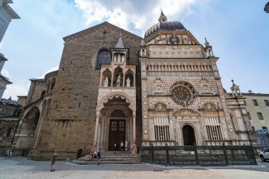 Bergamo 'daki Basilica di Santa Maria Maggiore' nin çetrefilli cephesinde Romanesk ve Rönesans mimari ayrıntıları sergileniyor..