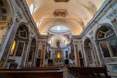 İtalya 'da güzel bir kilise manzarası, karmaşık kemerler, süslü sanat eserleri, ve sıcak, davetkar bir ortam..