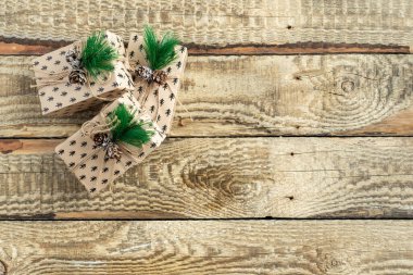 Ahşap bir arka planda yeni yıl hediyeleri. Noel ağacı dalları, süslemeler, Noel. Yüksek kalite fotoğraf