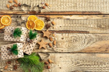 Ahşap bir arka planda yeni yıl hediyeleri. Noel ağacı dalları, süslemeler, Noel. Yüksek kalite fotoğraf