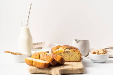 Gri beton arka planda tarçınlı gevrek muz ekmeği. Tatlı. - Evet. Yüksek kalite fotoğraf