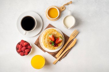 Krepli kahvaltı masası, taze böğürtlen ve sütlü kahve. Üst Manzara. Yüksek kalite fotoğraf