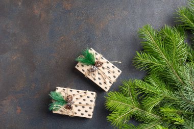 Yeni yıl hediyeleri siyah bir arkaplanda kutlanır. Noel ağacı dalları, süslemeler, Noel. Yüksek kalite fotoğraf