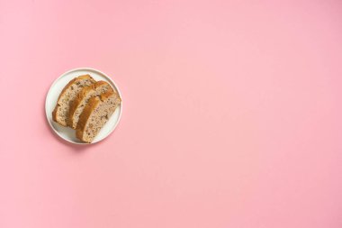 Beyaz tabakta reçelli fındıklı kek ve pembe arka plan. Yüksek kalite fotoğraf