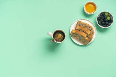 Nane arkaplanda meyve suyu ve reçelli fındıklı kek. Yüksek kalite fotoğraf