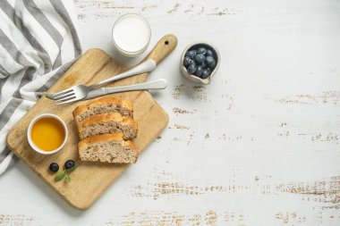 Kahvaltı panosu, tost, reçel ve portakal suyu. Yüksek kalite fotoğraf