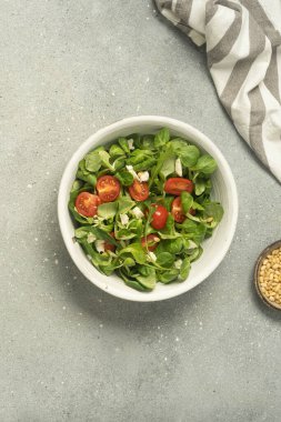 Kiraz domatesli salata ve gri çarşaflı mozzarella. Yüksek kalite fotoğraf