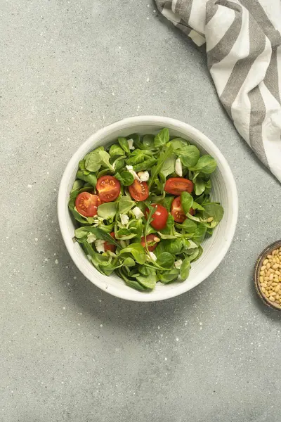 Kiraz domatesli salata ve gri çarşaflı mozzarella. Yüksek kalite fotoğraf