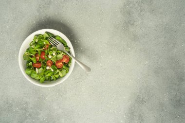 Domatesli taze salata, mozzarella ve gri üzerine çam fıstığı. Yüksek kalite fotoğraf