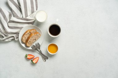 Meyve, kruvasan ve kahveyle yassılaştırılmış kahvaltı. Yüksek kalite fotoğraf