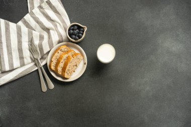 Tost, süt ve yabanmersini. Yüksek kalite fotoğraf