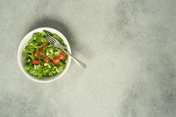 Domatesli taze salata, mozzarella ve gri üzerine çam fıstığı. Yüksek kalite fotoğraf