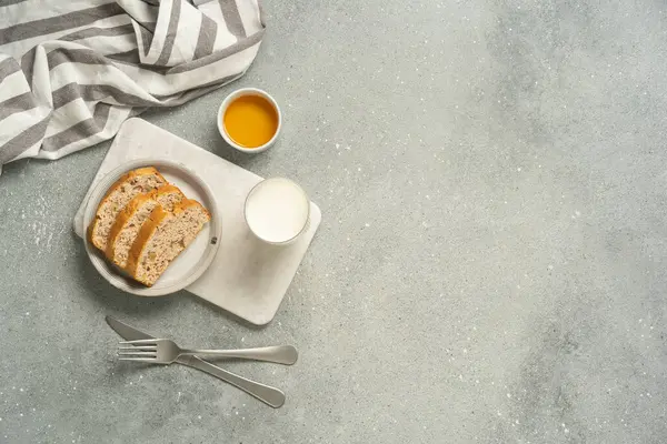 Gri kırsal arka planda marmelatlı tost. Yüksek kalite fotoğraf