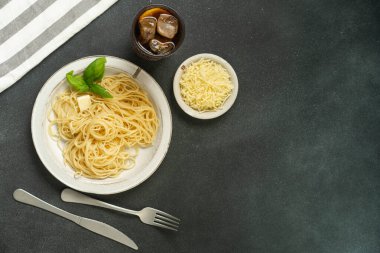 Fesleğenli makarna ve siyah arka planda parmesan. Yüksek kalite fotoğraf