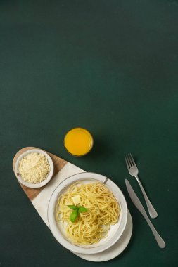 Koyu yeşil kırsal arka planda peynirli ve limonlu makarna. Yüksek kalite fotoğraf