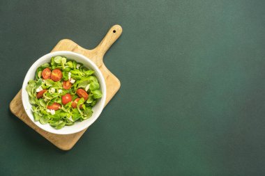 Yeşil tahtada çam fıstığı ve domatesli taze salata. Yüksek kalite fotoğraf