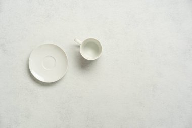 Temiz bir minimalist geçmişe sahip boş beyaz tabak ve bardak. Yüksek kalite fotoğraf