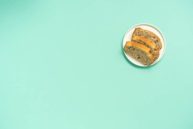 Minimum pastel turkuaz arka planda tek başına fındıklı kek. Yüksek kalite fotoğraf