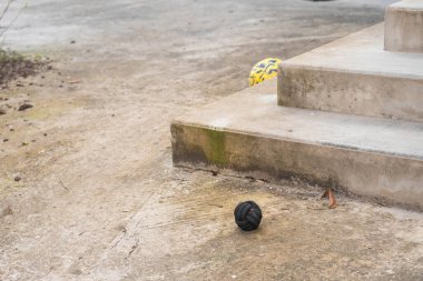 Çürümüş beton merdivenlerde iki top terk edilmiş. Yüksek kalite fotoğraf