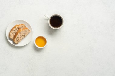 Tost, kahve ve portakal suyu beyaz masada. Yüksek kalite fotoğraf