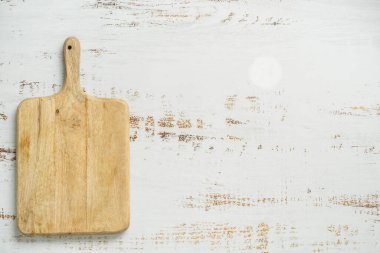 Beyaz kırsal arka planda boş tahta kesme tahtası. Yüksek kalite fotoğraf