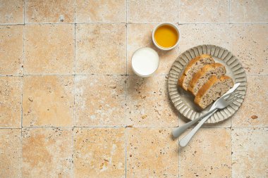 Arkaplanda tost, reçel ve sütle kahvaltı. Yüksek kalite fotoğraf