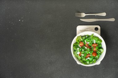 Susamlı ve vişneli domatesli bir kase salata. Yüksek kalite fotoğraf