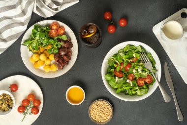 Salata, tavuk, meyve suyu, domates ve çizgili peçeteye susam. Yüksek kalite fotoğraf