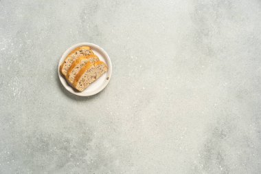 Gri yüzeyde marmelatlı tek bir tost. Yüksek kalite fotoğraf