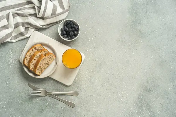 Sütlü ve tostlu koyu masa kahvaltısı. Yüksek kalite fotoğraf