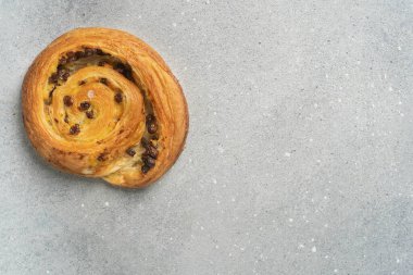 Minimalist gri arka planda tarçınlı Danimarka pastası. Yüksek kalite fotoğraf