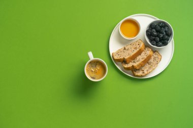 Yeşil arkaplanda fındıklı kek, reçel ve meyve suyu. Yüksek kalite fotoğraf