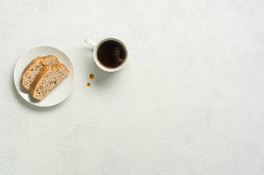 Beyaz arka plan, tost ve sade kahve. Yüksek kalite fotoğraf