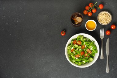 Arka planda çam fıstığı olan tavuk ve salata. Yüksek kalite fotoğraf