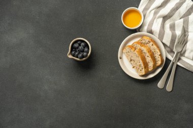 Reçelli tost ve çizgili peçetede portakal suyu. Yüksek kalite fotoğraf