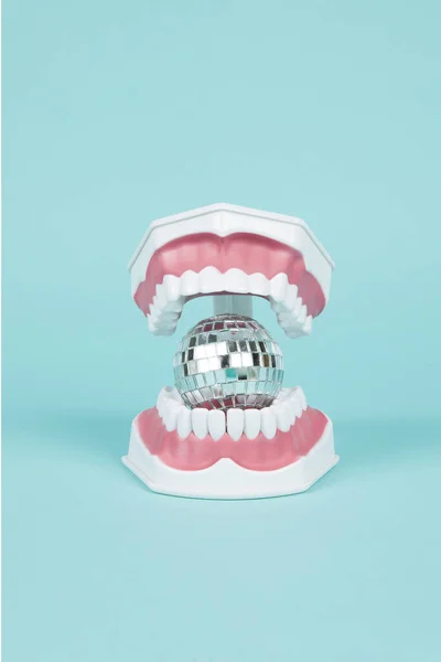 Una Dentiera Plastica Con Una Discoteca Bocca Sfondo Turchese Fotografia — Foto Stock