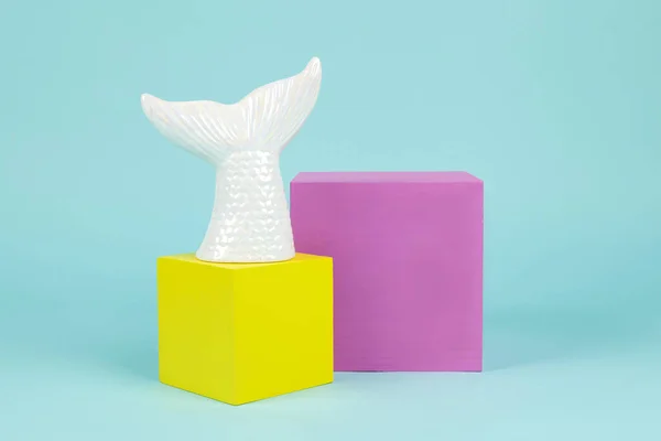 Einen Meerjungfrauenschwanz Schillernder Keramik Auf Einem Stapel Rosa Und Gelber — Stockfoto
