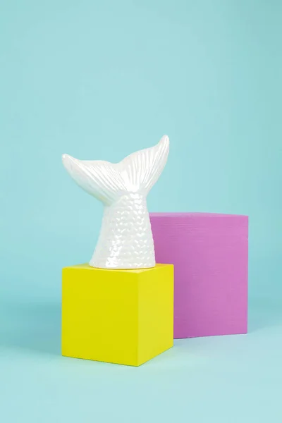Una Coda Sirena Ceramica Iridescente Una Pila Cubi Rosa Gialli — Foto Stock