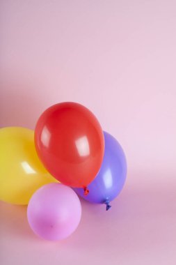 Pembe arka planda uyumlu renkte balonlar. En düşük renk hala yaşam fotoğrafçılığı.