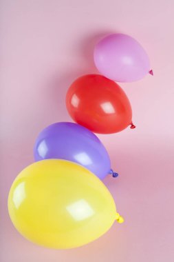 Pembe arka planda uyumlu renkte balonlar. En düşük renk hala yaşam fotoğrafçılığı.
