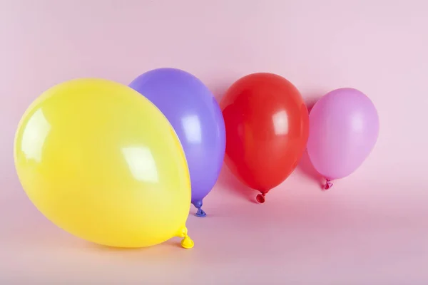 Balónky Harmonických Barvách Růžovém Pozadí Minimální Barva Fotografie Zátiší — Stock fotografie