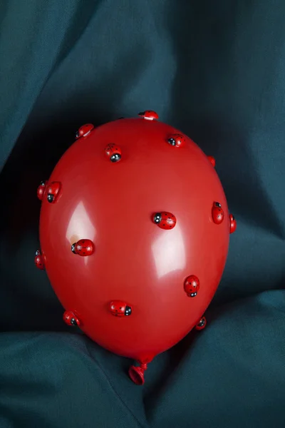 Uma Invasão Inúmeras Joaninhas Balão Inflável Vermelho Com Fundo Cortina — Fotografia de Stock