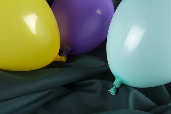 Ballons Aux Couleurs Harmonieuses Sur Fond Vert Ondulé Photographie Minime — Photo