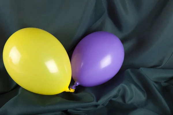 在波浪形绿色背景上和谐色彩的气球 最小的色彩静物摄影 — 图库照片