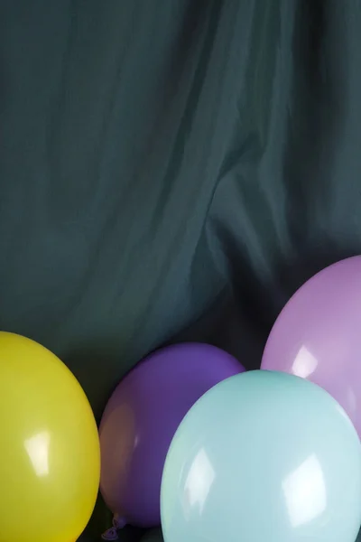 Ballons Aux Couleurs Harmonieuses Sur Fond Vert Ondulé Photographie Minime — Photo