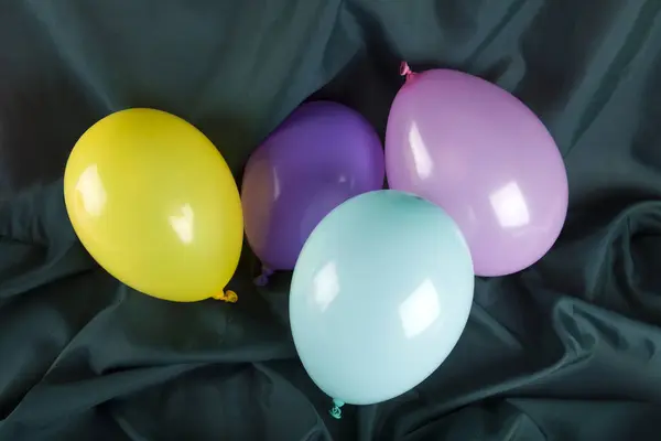 Ballonnen Harmonieuze Kleuren Een Golvende Groene Achtergrond Minimale Kleurstillevens Fotografie — Stockfoto