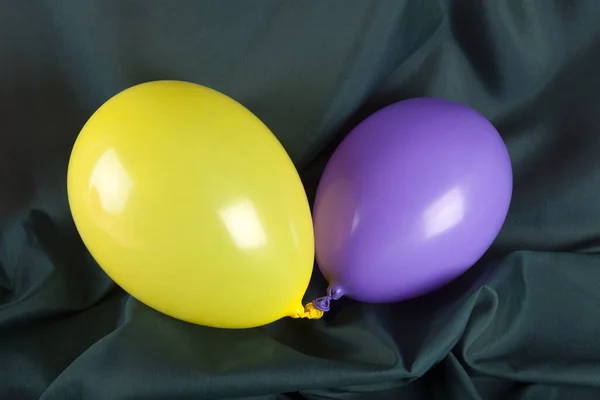 Luftballons Harmonischen Farben Auf Welligem Grünem Hintergrund Minimale Farb Stillleben — Stockfoto